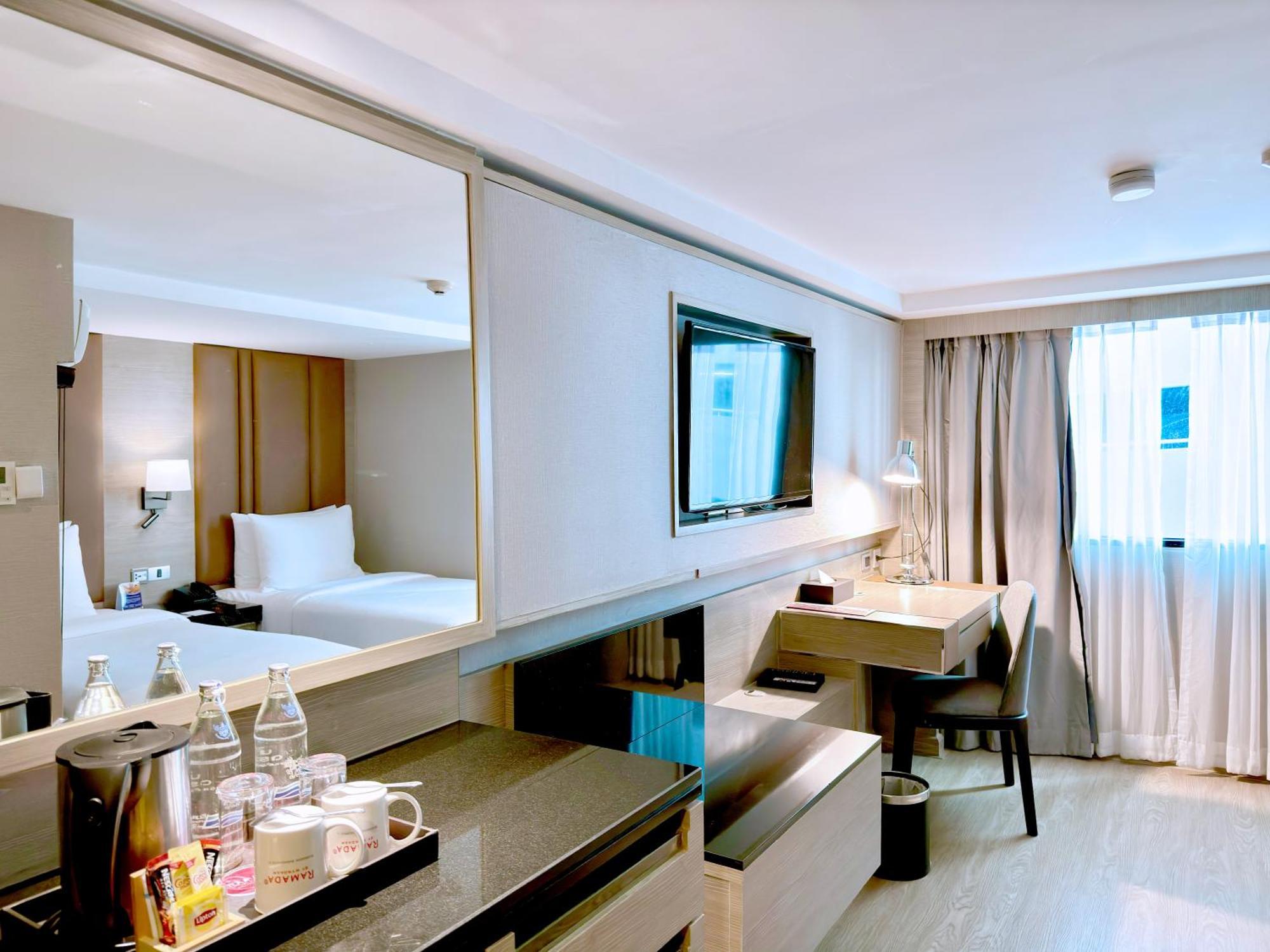 Hotel Ramada By Wyndham Bangkok Sukhumvit 11 Zewnętrze zdjęcie