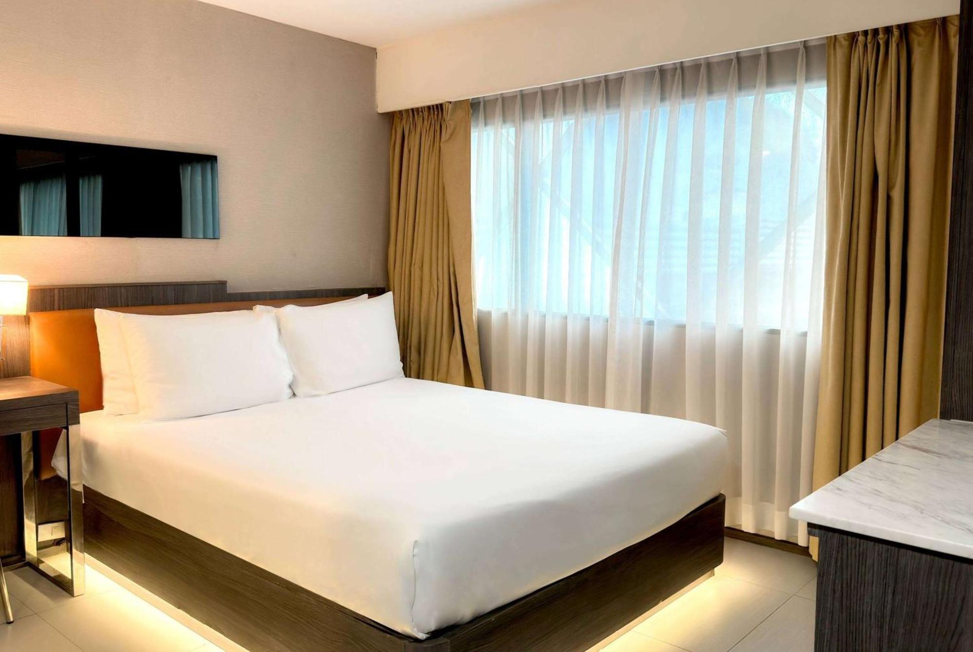 Hotel Ramada By Wyndham Bangkok Sukhumvit 11 Zewnętrze zdjęcie