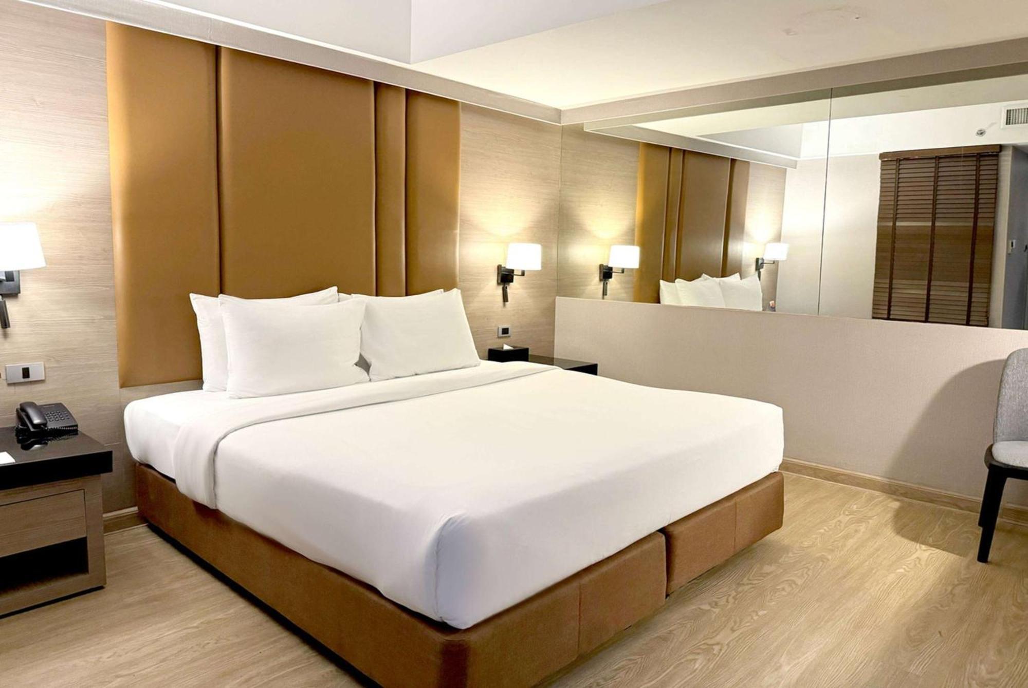 Hotel Ramada By Wyndham Bangkok Sukhumvit 11 Zewnętrze zdjęcie