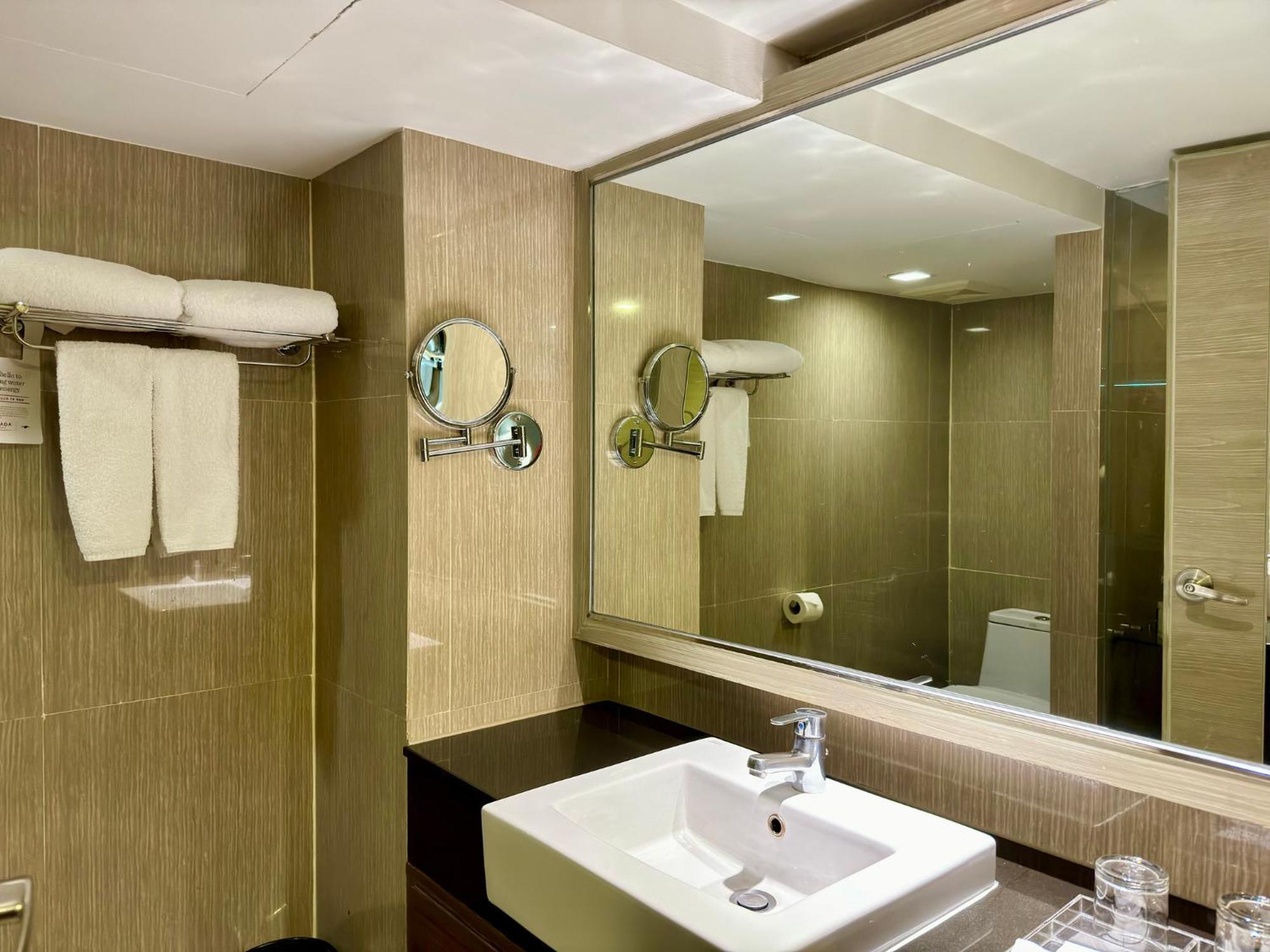 Hotel Ramada By Wyndham Bangkok Sukhumvit 11 Zewnętrze zdjęcie
